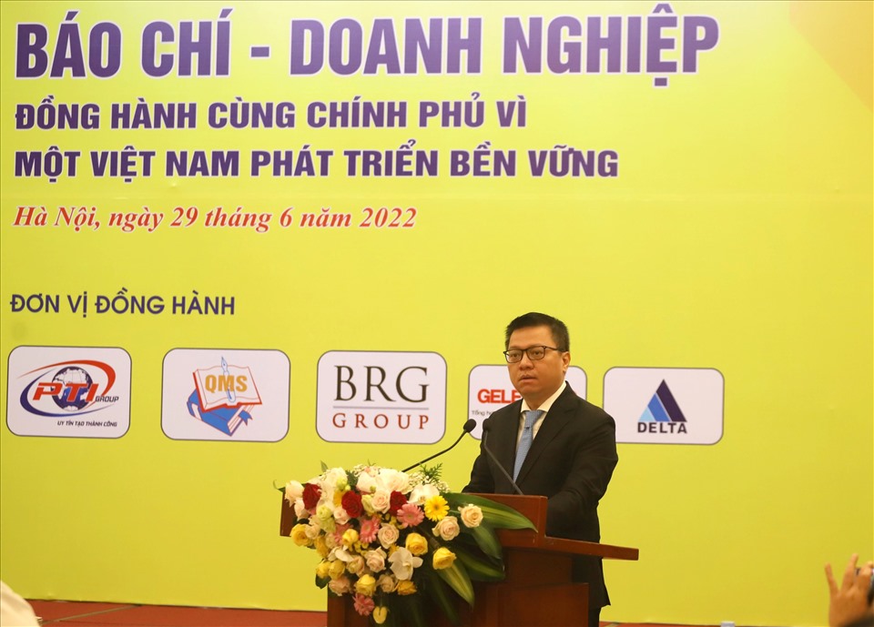 Chủ tịch Hội Nhà báo Việt Nam Lê Quốc Minh chia sẻ tại diễn đàn “Báo chí – doanh nghiệp đồng hành cùng chính phủ vì một Việt Nam phát triển bền vững”. Ảnh: Sơn Hải